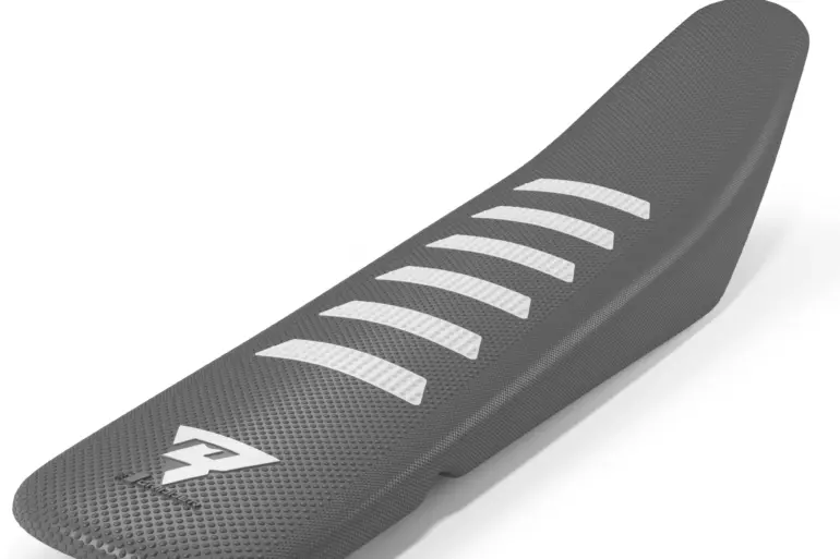 ONEGRIPPER MR74 V2 RIBBED Edition in Dark Grey/White mit charakteristischen weißen Rippen und strukturierter Oberfläche für maximalen Grip