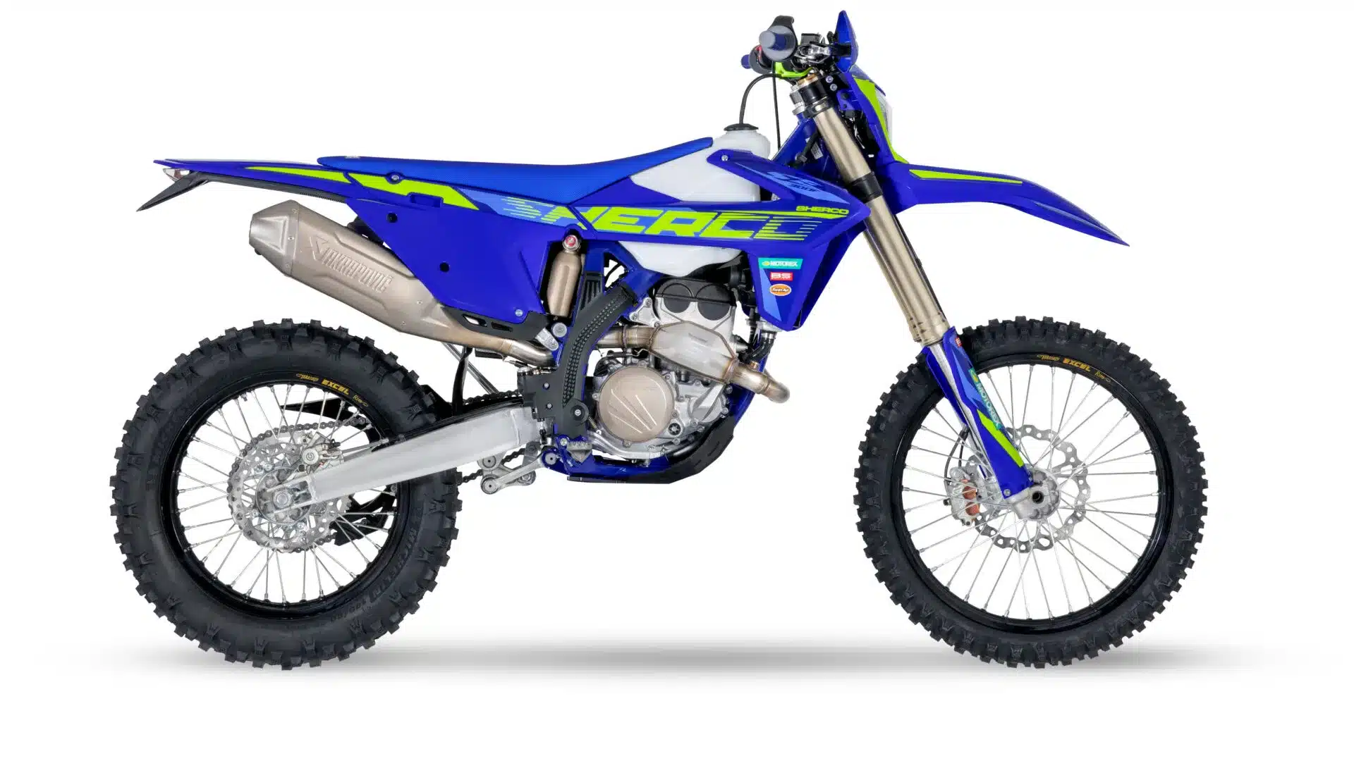 Sherco 300 SEF Factory 2026 Enduro-Motorrad in blauer Werkslackierung, Seitenansicht, mit Akrapovič-Endschalldämpfer und KYB-Fahrwerk.