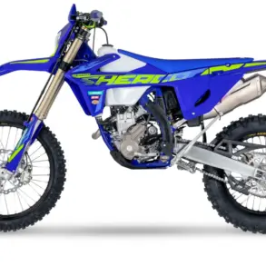 Sherco 300 SEF Factory 2026 Enduro-Motorrad in Seitenansicht, blaues Grafik-Kit und hochwertige Komponenten.