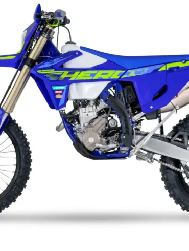 Sherco 300 SEF Factory 2026 Enduro-Motorrad in Seitenansicht, blaues Grafik-Kit und hochwertige Komponenten.