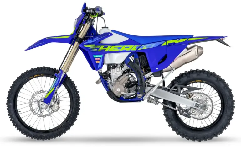 Sherco 300 SEF Factory 2026 Enduro-Motorrad in Seitenansicht, blaues Grafik-Kit und hochwertige Komponenten.