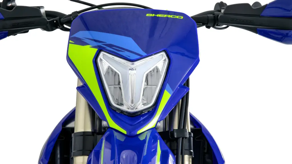 Frontansicht der Sherco 300 SEF Factory 2026 mit blauem und gelbem Design