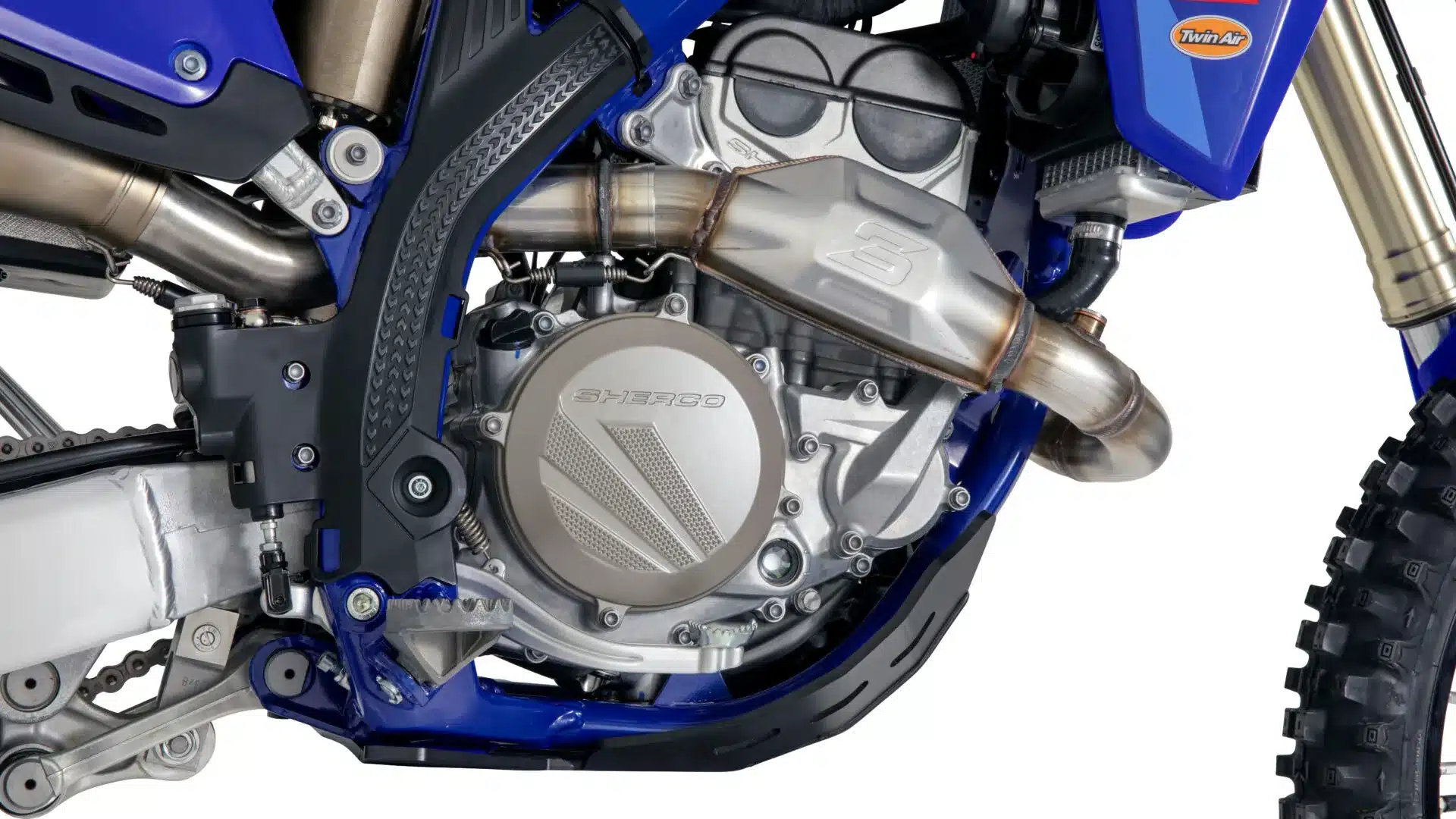 Nahaufnahme des 4-Takt-Motors mit SPES-Krümmer und Akrapovič-Endschalldämpfer an der Sherco 300 SEF Factory 2026