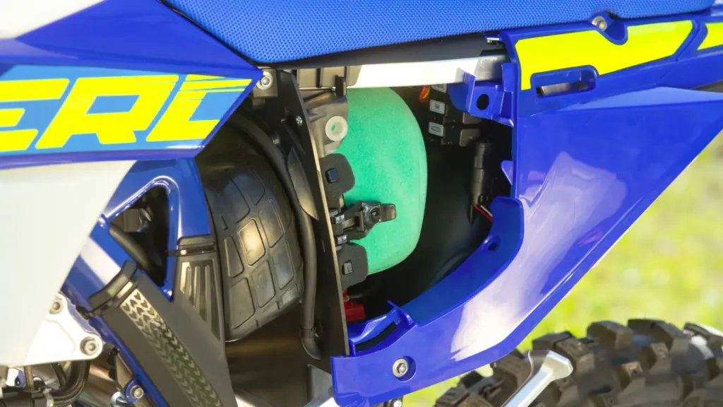 Detailaufnahme des Luftfilters der Sherco 300 SEF Factory 2026, sichtbar unter der blauen Verkleidung