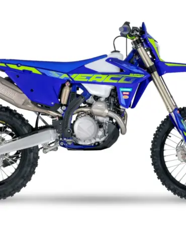 Sherco 450 SEF Factory 2026 Enduro-Motorrad in blau aus der Seitenansicht vor weißem Hintergrund