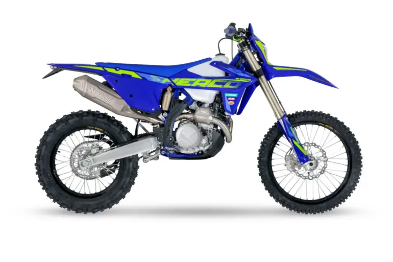 Sherco 450 SEF Factory 2026 Enduro-Motorrad in blau aus der Seitenansicht vor weißem Hintergrund