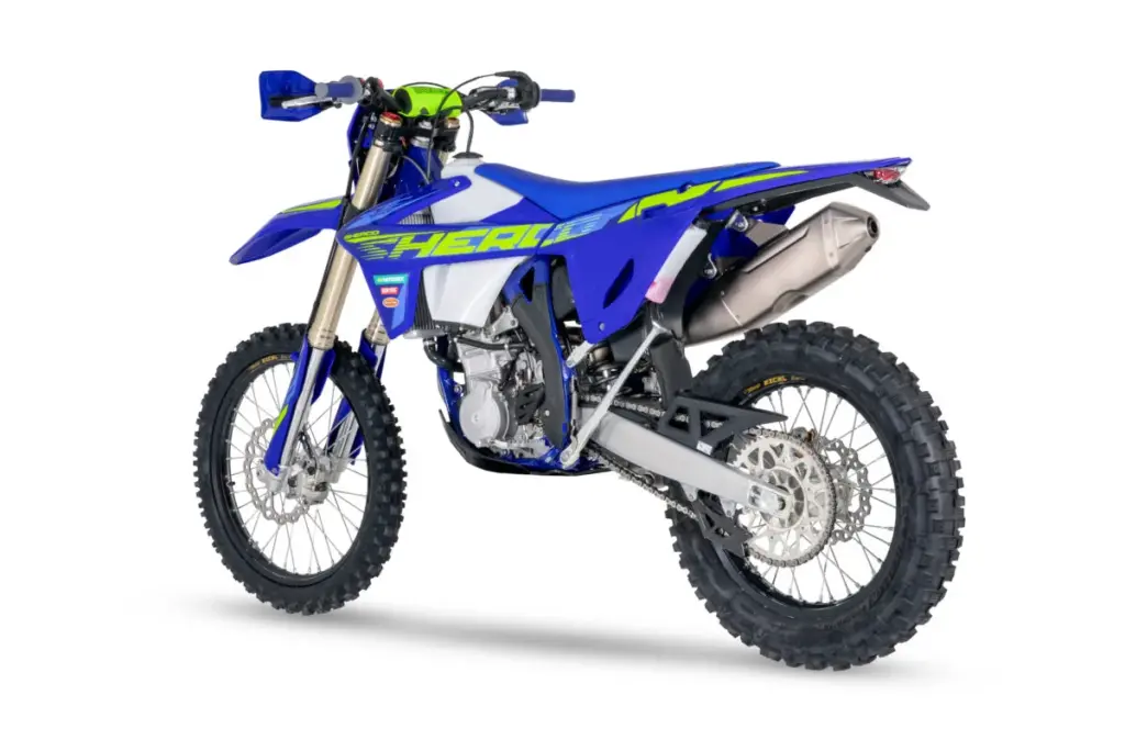 Sherco 450 SEF Factory 2026 Enduro-Motorrad von schräg hinten, in Blau mit gelben Akzenten, auf weißem Hintergrund.