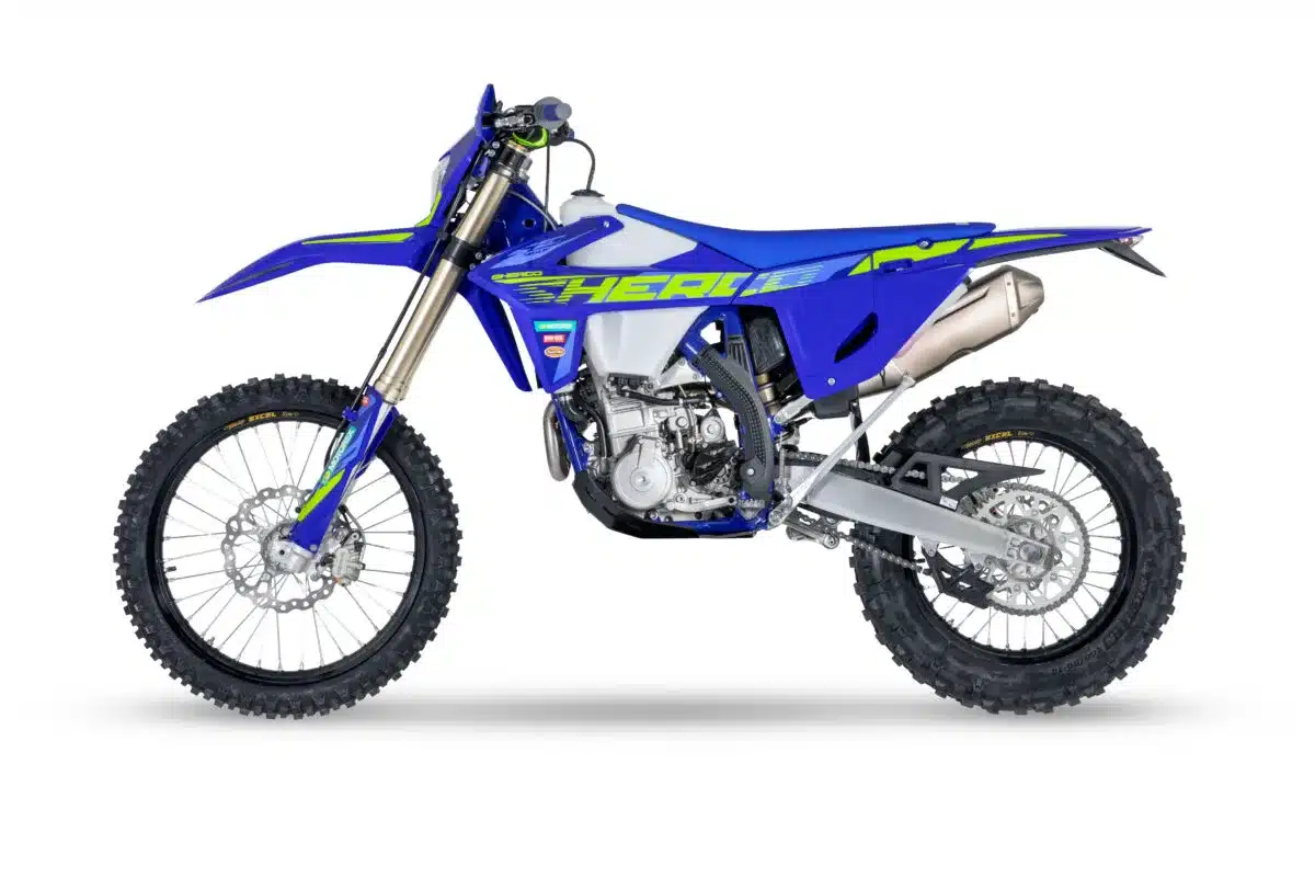 Sherco 450 SEF Factory 2026, Seitenansicht des blauen Enduro-Motorrads mit Offroad-Bereifung und sportlichem Fahrwerk.
