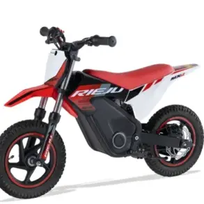 Seitliche Ansicht des Rieju MX12 250W Elektromotorrads für Kinder mit Stollenreifen und roten Akzenten.