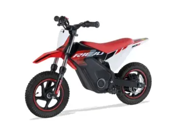 Seitliche Ansicht des Rieju MX12 250W Elektromotorrads für Kinder mit Stollenreifen und roten Akzenten.