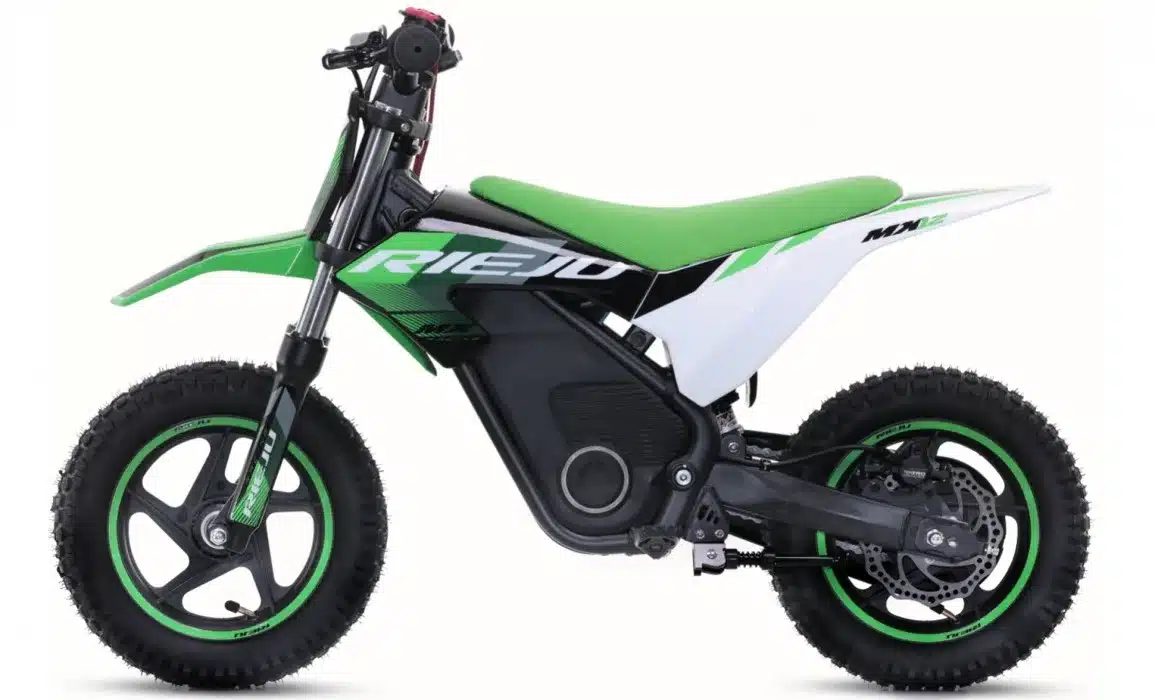 Seitliche Gesamtansicht des Rieju MX12 250W Elektromotorrads für Kinder mit grünem Sitz, Stollenreifen und markanter Rieju-Beschriftung.