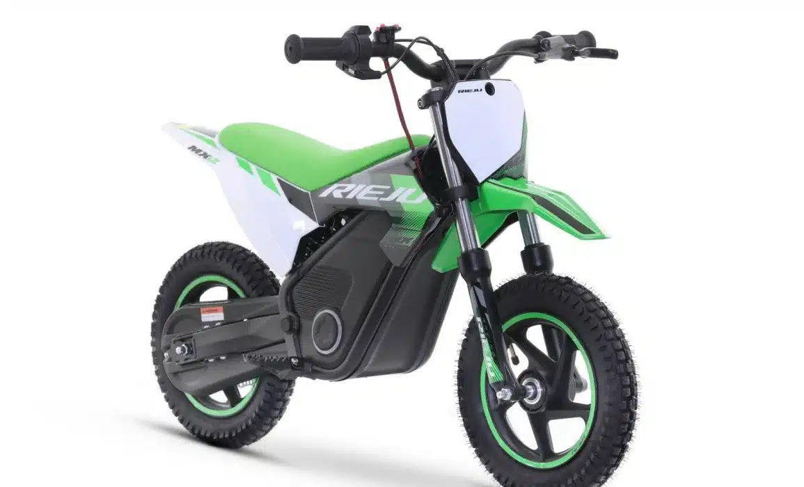 Seitliche Ansicht des grünen Rieju MX12 250W Elektromotorrads für Kinder mit Stollenreifen und markanten Offroad-Komponenten.