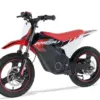 Rieju MX14 500W Elektro-Kindermotorrad mit rotem Rahmen und Offroad-Reifen auf weißem Hintergrund
