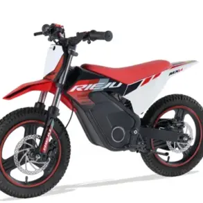 Rieju MX14 500W Elektro-Kindermotorrad mit rotem Rahmen und Offroad-Reifen auf weißem Hintergrund