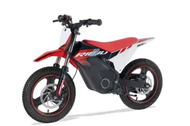 Rieju MX14 500W Elektro-Kindermotorrad mit rotem Rahmen und Offroad-Reifen auf weißem Hintergrund