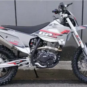 Seitliche Gesamtaufnahme der GPX FSE250S Enduro mit grobstolligen Reifen, Stahlrohrrahmen und moderner Verkleidung, abgestellt vor einer Betonwand.