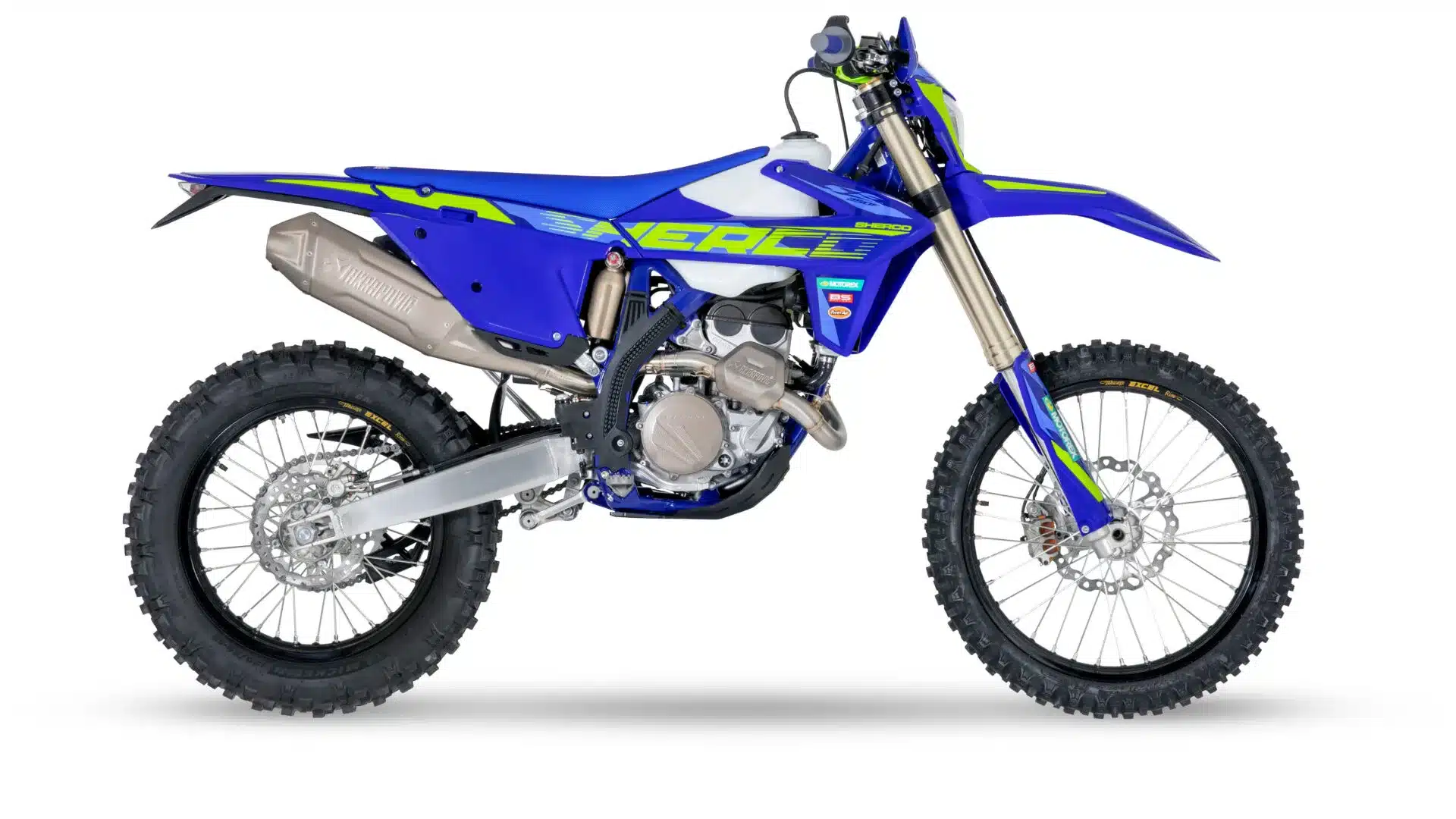 Sherco 250 SEF Factory 2026 Enduro-Motorrad in blauer Racing-Ausführung, Seitenansicht auf weißem Hintergrund