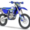 Sherco 250 SEF Factory 2026 Enduro-Motorrad in Blau mit Akrapovic-Auspuff, KYB-Fahrwerk und Excel-Felgen vor weißem Hintergrund.
