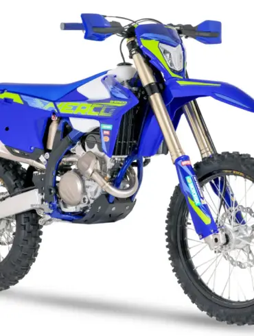 Sherco 250 SEF Factory 2026 Enduro-Motorrad in Blau mit Akrapovic-Auspuff, KYB-Fahrwerk und Excel-Felgen vor weißem Hintergrund.