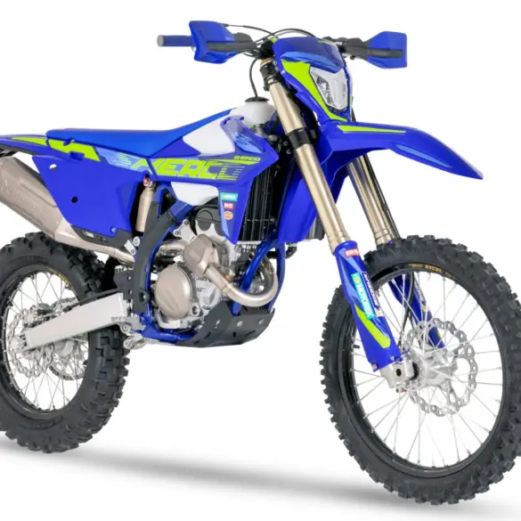 Sherco 250 SEF Factory 2026 Enduro-Motorrad in Blau mit Akrapovic-Auspuff, KYB-Fahrwerk und Excel-Felgen vor weißem Hintergrund.