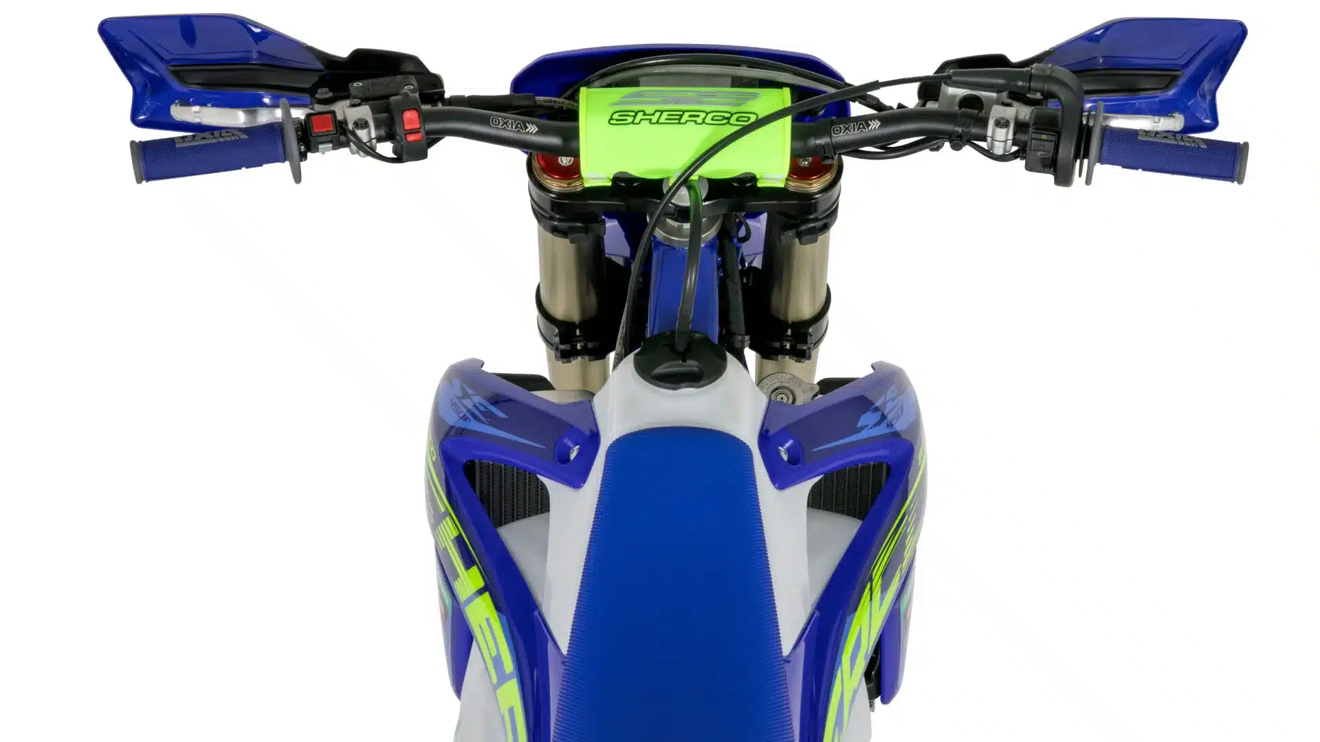 Obenansicht auf den Lenker und das Cockpit der Sherco 250 SEF Factory 2026 mit blauen und gelben Designelementen.