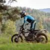 Fahrer auf einer GPX TSE300R Enduro im Waldgebiet