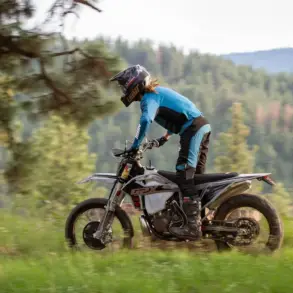 Fahrer auf einer GPX TSE300R Enduro im Waldgebiet