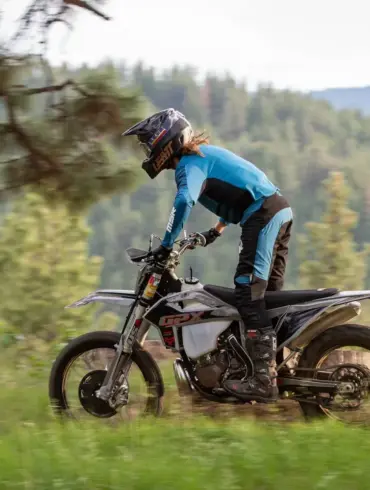 Fahrer auf einer GPX TSE300R Enduro im Waldgebiet