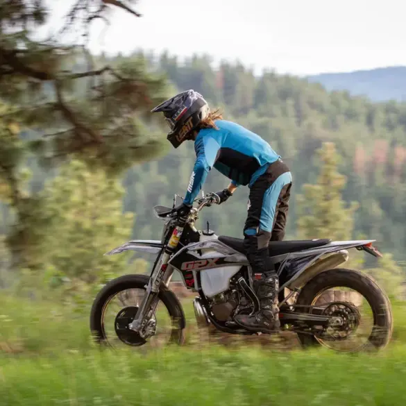 Fahrer auf einer GPX TSE300R Enduro im Waldgebiet