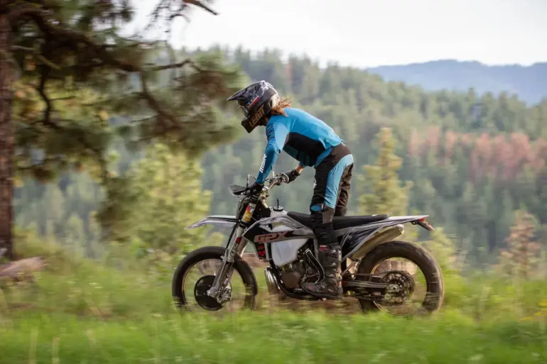 Fahrer auf einer GPX TSE300R Enduro im Waldgebiet