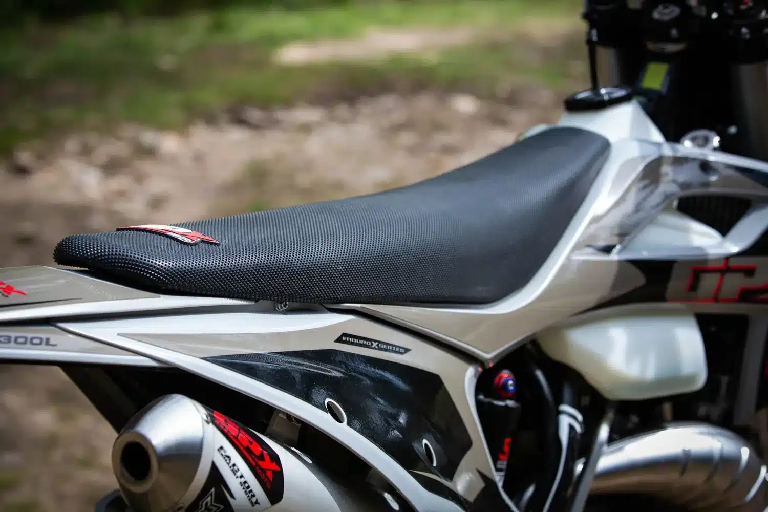 Detailansicht der Sitzbank und hinteren Karosserie des GPX TSE300R Zweitakt-Enduros mit sichtbarem Schalldämpfer.