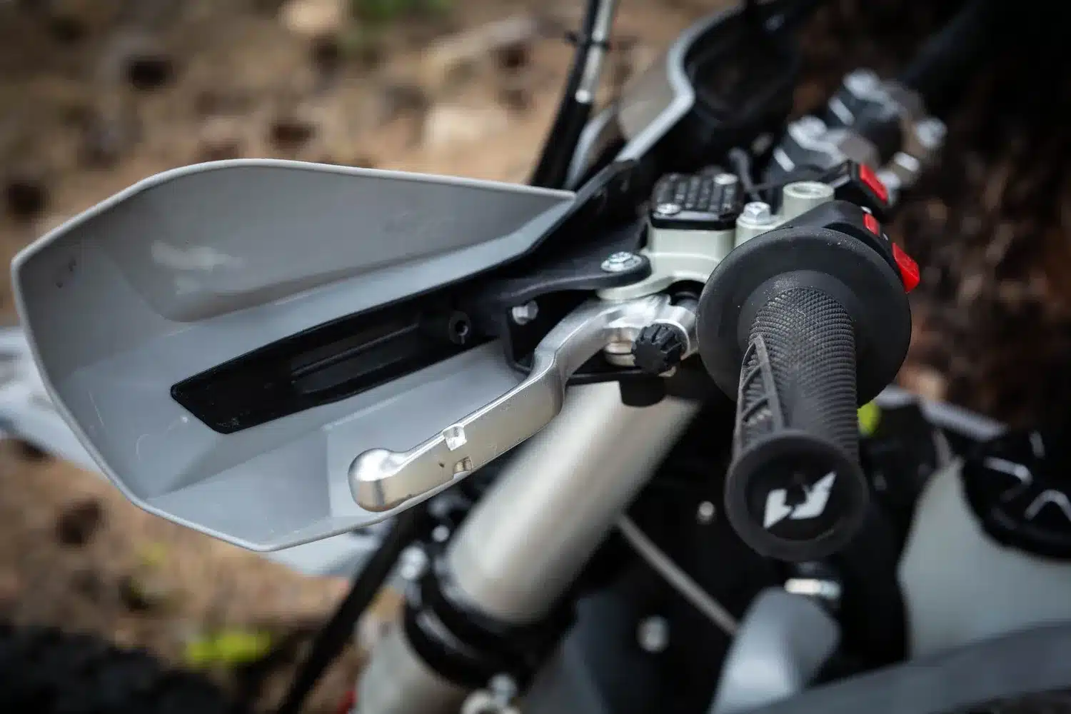 Nahaufnahme vom Lenker und Kupplungshebel der GPX TSE300R Enduro mit Handprotektor
