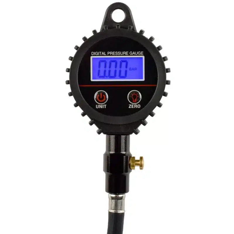Digitaler Luftdruckprüfer mit beleuchteter Anzeige, robuster Bauweise und patentiertem Anschluss
