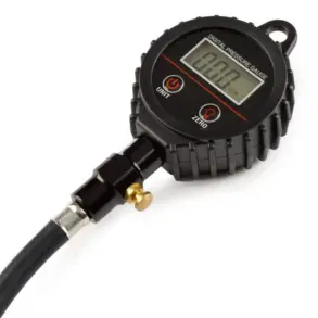 Digitaler Luftdruckprüfer mit Gummischutz und digitaler Anzeige für präzises Ablesen des Reifendrucks