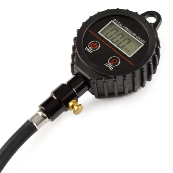 Digitaler Luftdruckprüfer mit Gummischutz und digitaler Anzeige für präzises Ablesen des Reifendrucks