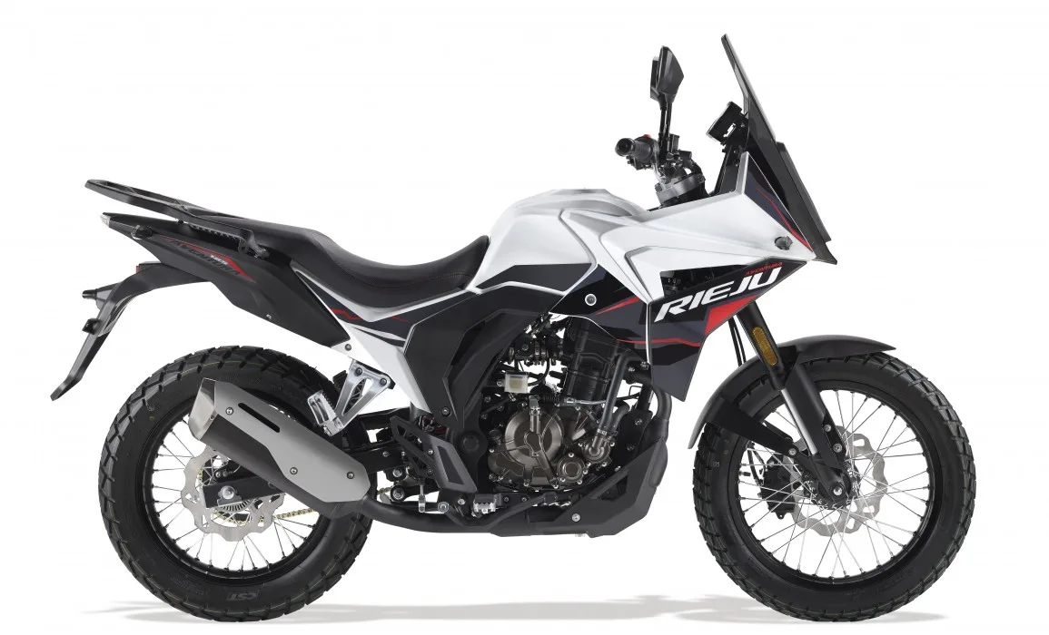 Rieju Aventura 125 Motorrad von der Seite, weiß-schwarze Lackierung mit Geländeausstattung