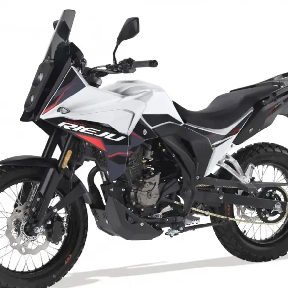 Rieju Aventura 125 Motorrad in Seitenansicht, weiß-schwarzes Design mit grobstolligen Reifen.