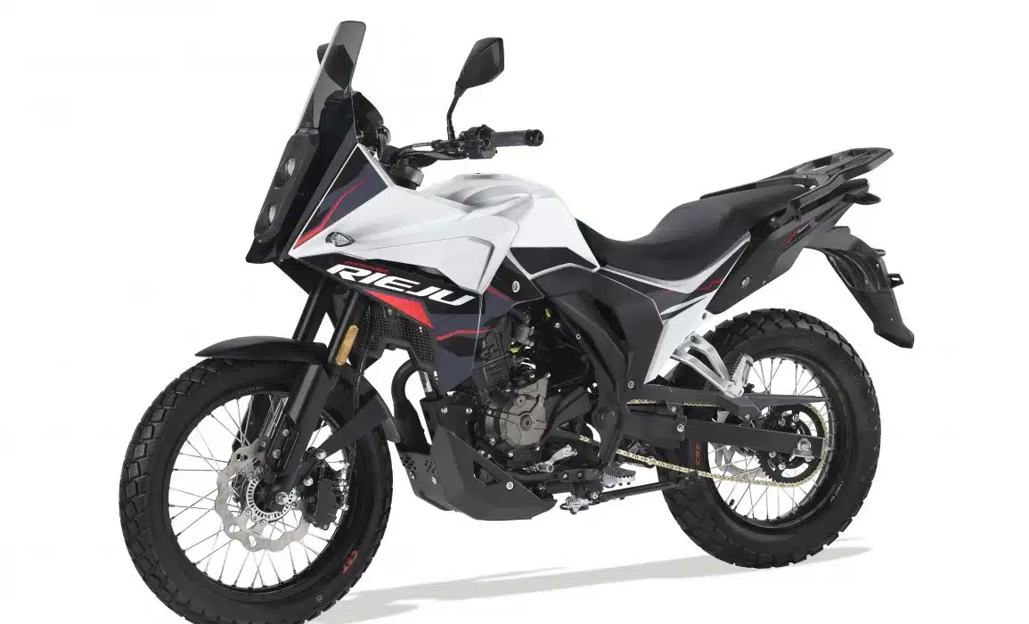 Rieju Aventura 125 Motorrad in Seitenansicht, weiß-schwarzes Design mit grobstolligen Reifen.
