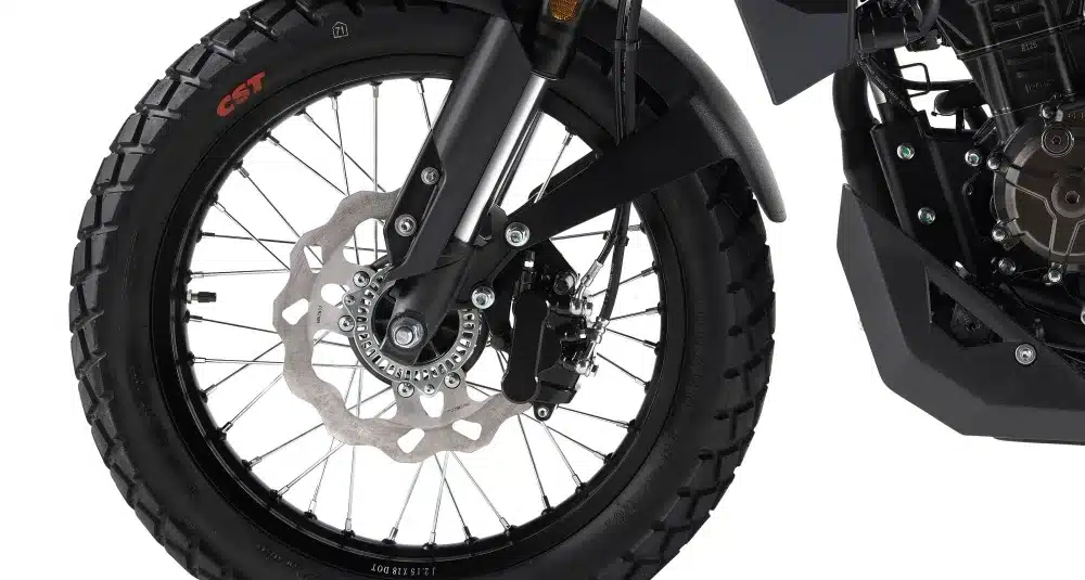 Vorderrad der Rieju Aventura 125 mit Upside-down-Gabel und Scheibenbremse