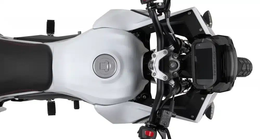 Rieju Aventura 125 von oben mit Blick auf den Tank und das LCD-Display