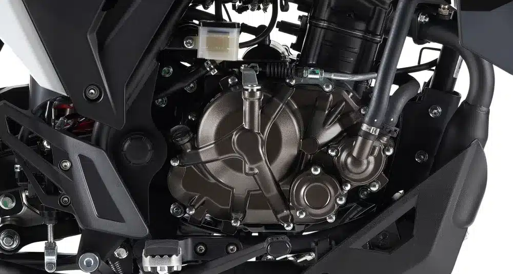 Nahaufnahme des Motors der Rieju Aventura 125 mit sichtbaren technischen Komponenten