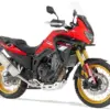 Abgebildet ist das Adventure-Bike Rieju Aventura 500 mit roter Verkleidung, 21/18-Zoll-Speichenrädern und umfangreichen Schutzkomponenten.