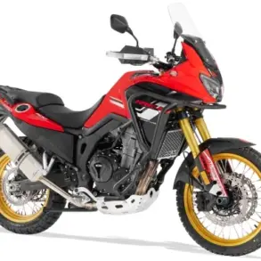 Abgebildet ist das Adventure-Bike Rieju Aventura 500 mit roter Verkleidung, 21/18-Zoll-Speichenrädern und umfangreichen Schutzkomponenten.