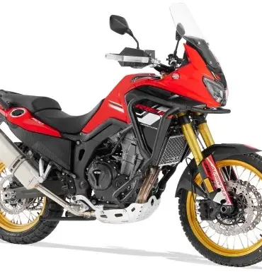 Abgebildet ist das Adventure-Bike Rieju Aventura 500 mit roter Verkleidung, 21/18-Zoll-Speichenrädern und umfangreichen Schutzkomponenten.