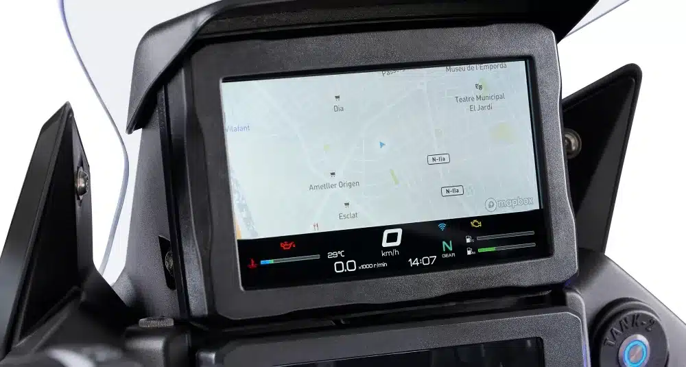 Digitaldisplay mit Navigationsfunktion am Motorrad-Cockpit der Rieju Aventura 500