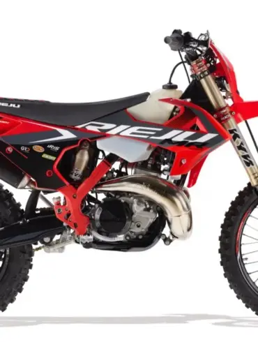 Rieju MR PRO 300i 2026 in Seitenansicht mit Offroad-Ausstattung