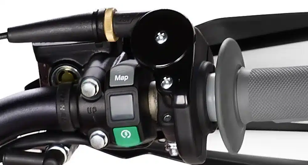 Detailaufnahme vom Lenker mit Map-Switch und E-Start-Knopf der Rieju MR PRO 300i 2026