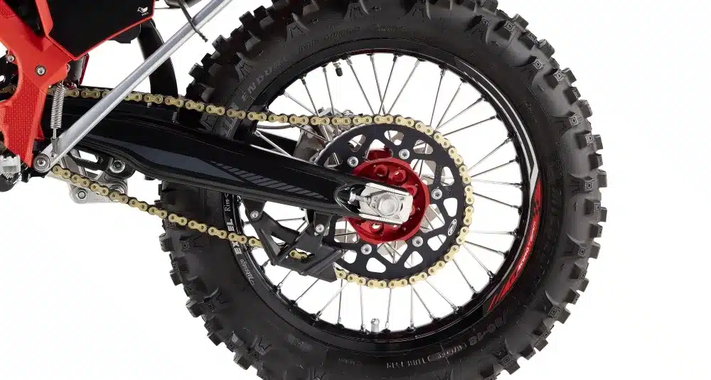 Hinterrad der Rieju MR PRO 300i 2026 mit Endurobereifung, Kette und Schwinge