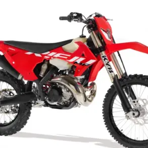Rieju MR Racing 300 i 2026 Enduro-Motorrad in Seitenansicht