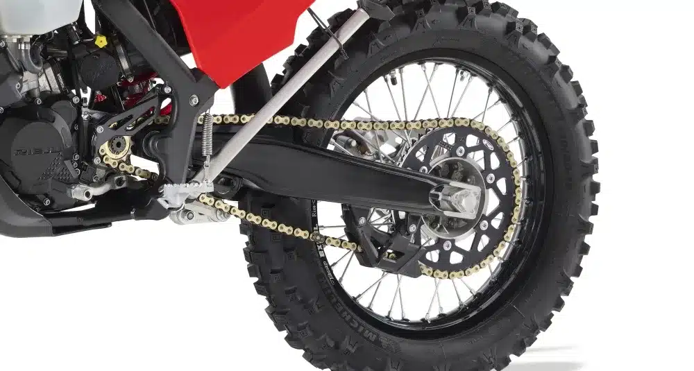 Hinterrad, Kette, Schwinge und Bremsscheibe der Rieju MR Racing 300 i 2026 Enduro